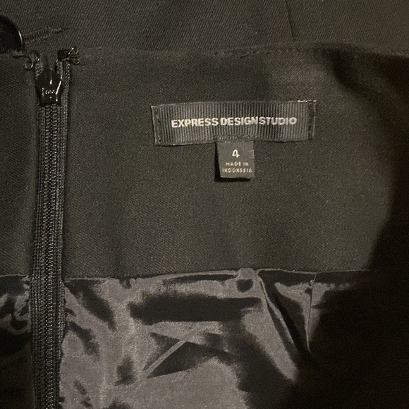 Express size 4 pencil skirt.  Worn once. Buttons open. - Picture 3 of 3